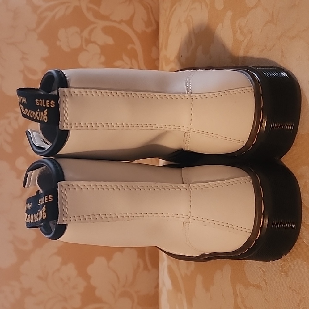 Womans Dr. Airwait Martens NWOT - Picture 3 of 13